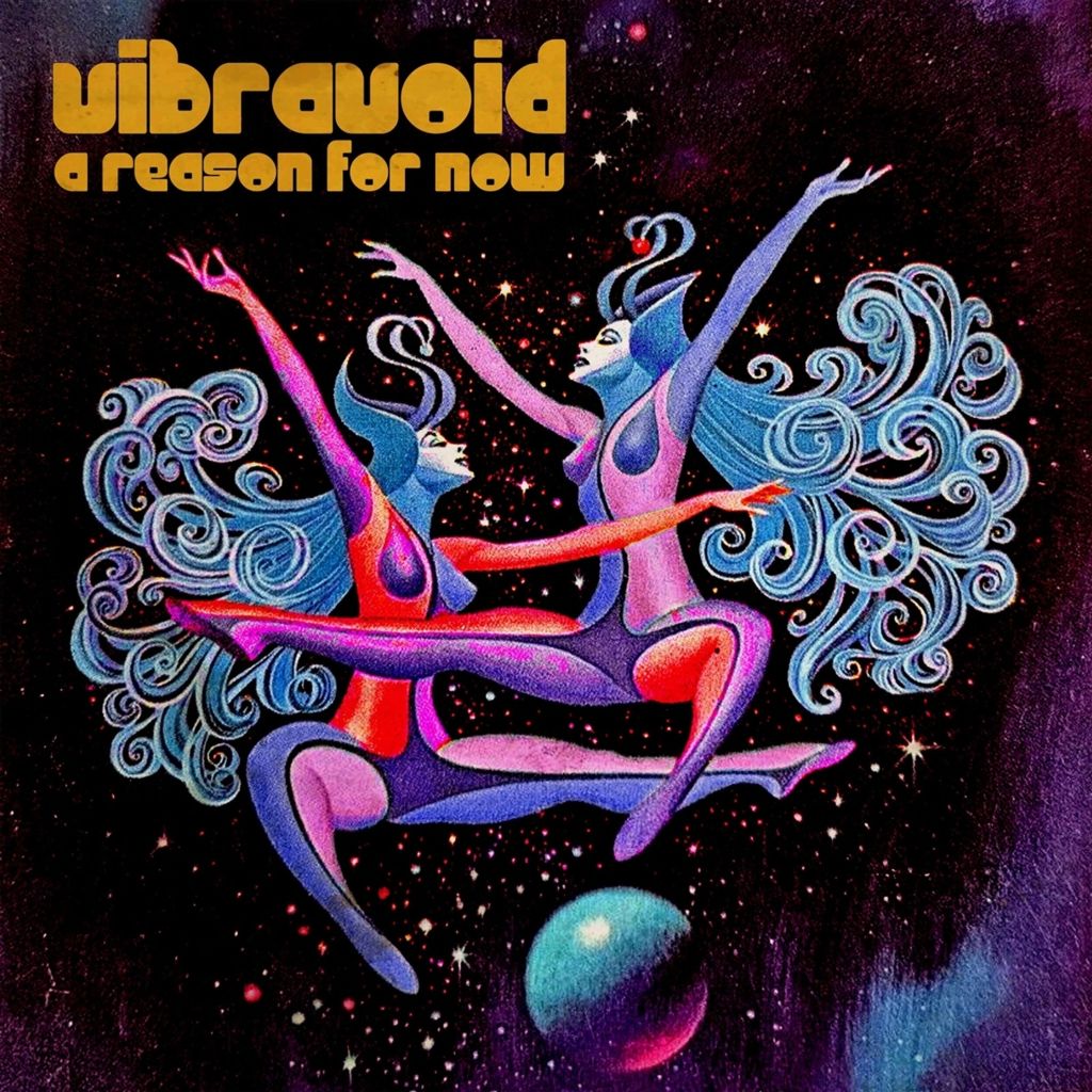 Illustration von zwei tanzenden Frauen mit langen, bunten Haaren im Weltraum, umgeben von Sternen und Planeten, mit dem Titel "vibravoid a reason for now".